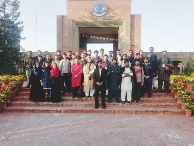 Usman Saeed with students after the Future Skills session at COMSATS University Lahore Campus