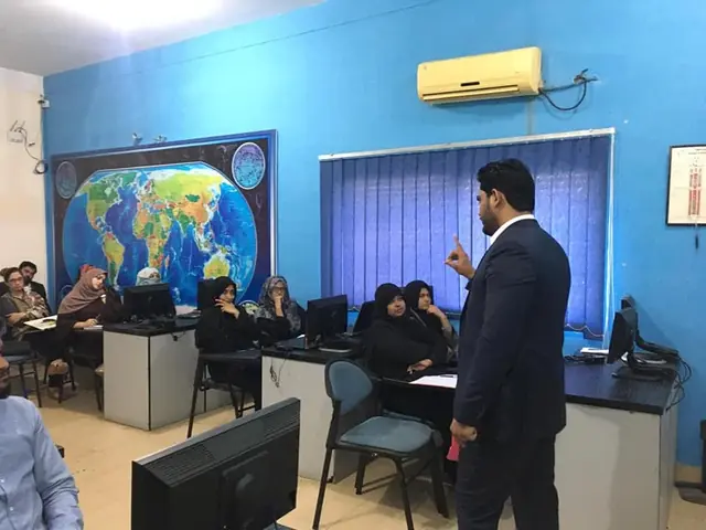 Usman Saeed teaching digital marketing to Kamyab Jawan Programme trainees