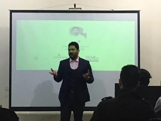 Usman Saeed presenting digital marketing slides to Kamyab Jawan Programme trainees