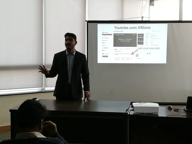 Usman Saeed teaching YouTube affiliate marketing at Arfa Tower, Lahore
